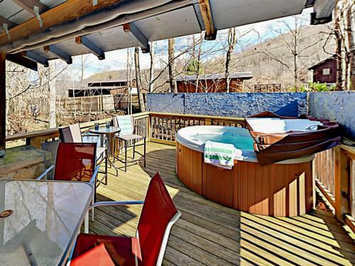 2br W/ Hot Tub, Deck & Fire Pit Cottage