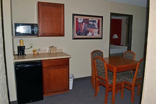 Hotel Paola Inn And Suites