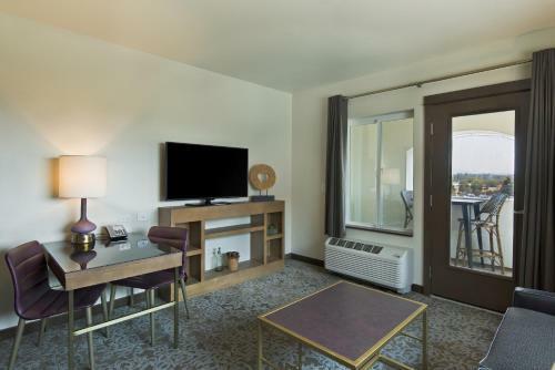 Hotel Oxford Suites Sonoma - Rohnert Park