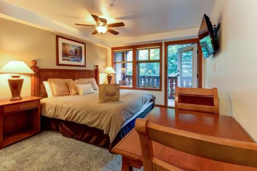 Eagle Springs East 207: Resting Moose Suite