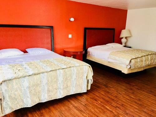 Posada Norwalk Inn & Suites