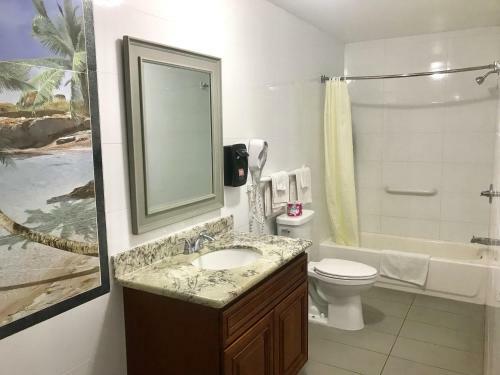 Posada Norwalk Inn & Suites