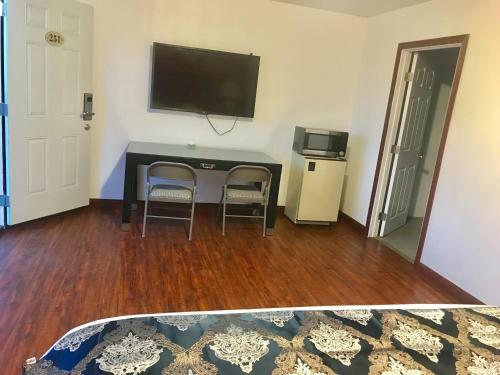 Posada Norwalk Inn & Suites