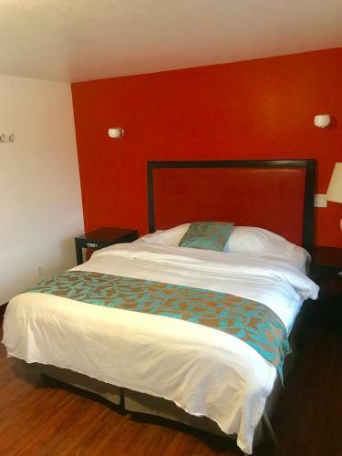 Posada Norwalk Inn & Suites