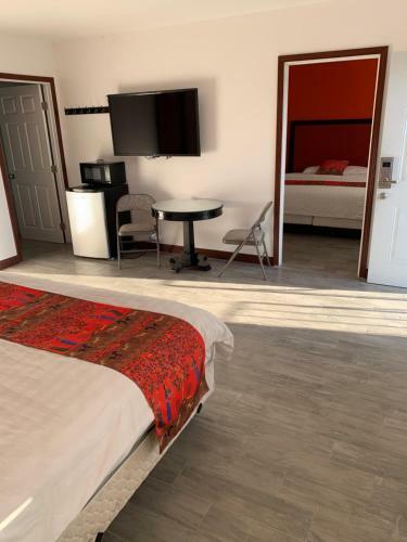 Posada Norwalk Inn & Suites