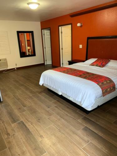 Posada Norwalk Inn & Suites