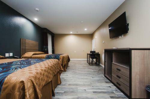 Hotel Budget Host Inn & Suites