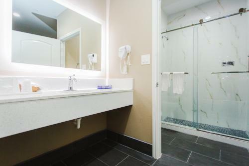 Hotel Budget Host Inn & Suites