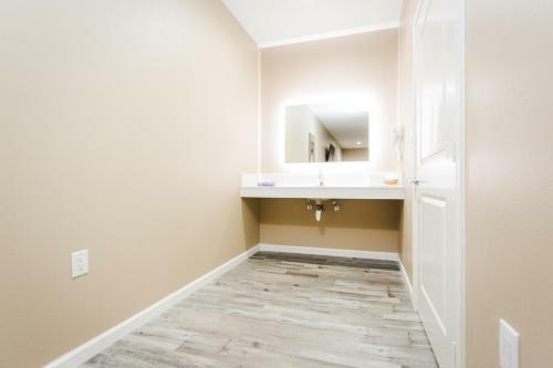 Hotel Budget Host Inn & Suites