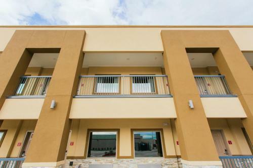 Hotel Budget Host Inn & Suites