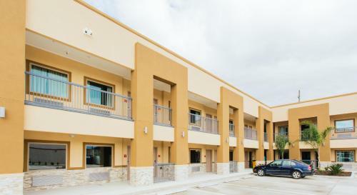 Hotel Budget Host Inn & Suites