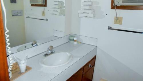 Motel Budget Host Inn - Long Prairie