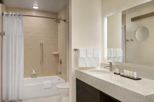 Hotel Embassy Suites By Hilton Syracuse Destiny Usa