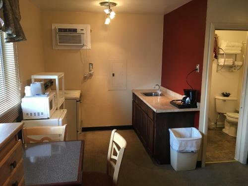 Holiday Lodge Motel
