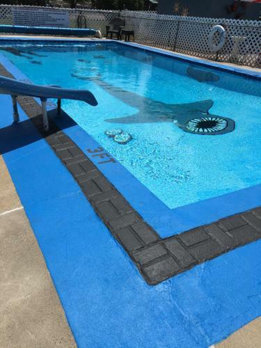 Holiday Lodge Motel
