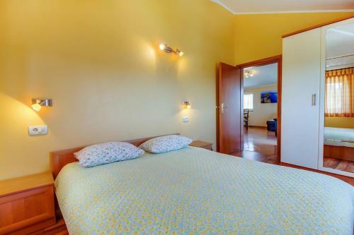 Apartment Nerezine 11815b