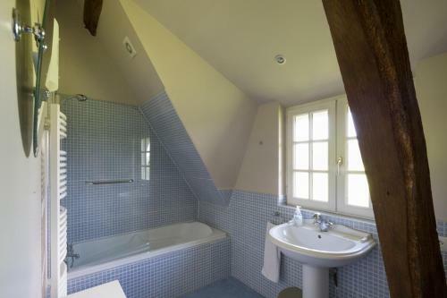 Agroturismo Saint-maclou Chateau Sleeps 28 Pool