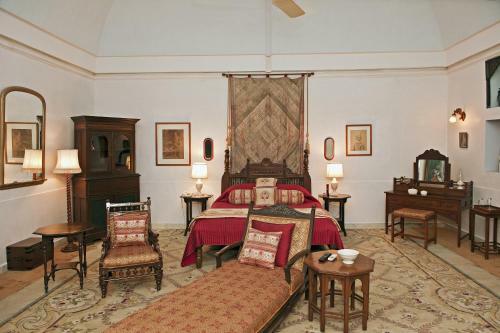 Hotel Welcomheritage Bal Samand Lake Palace