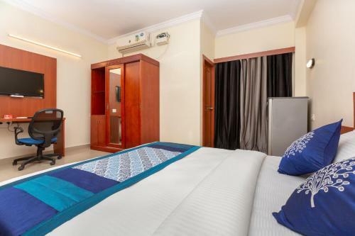 Oyo 22105 Hotel Half Moon Inn