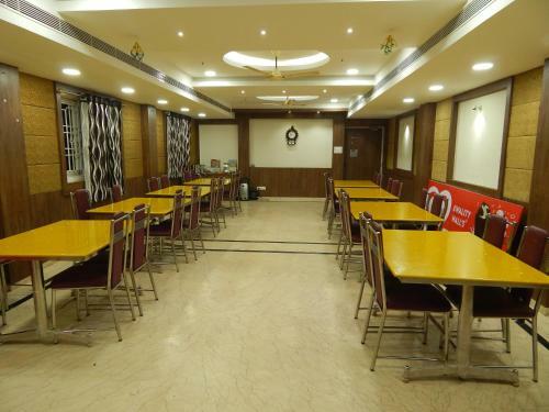 Hotel Aadhi
