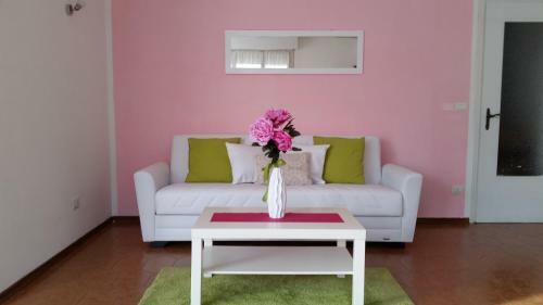 Garda City Home Family Apartments