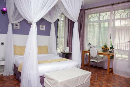 Hotel Karen Inn & Suites
