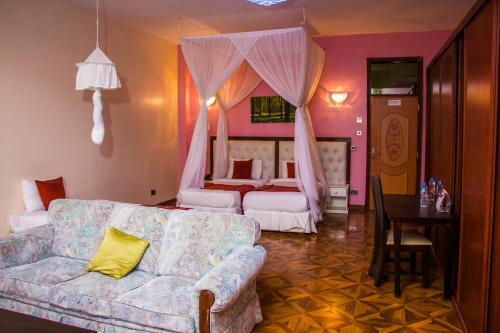 Hotel Karen Inn & Suites