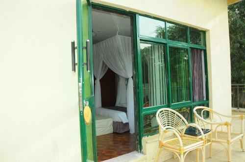 Hotel Karen Inn & Suites