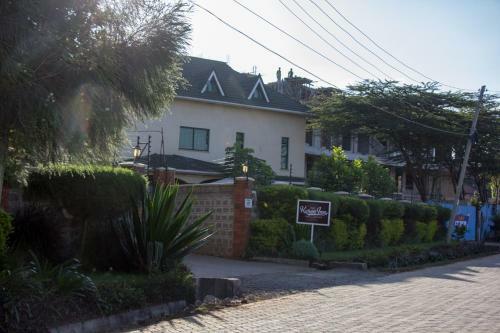 Hotel Karen Inn & Suites