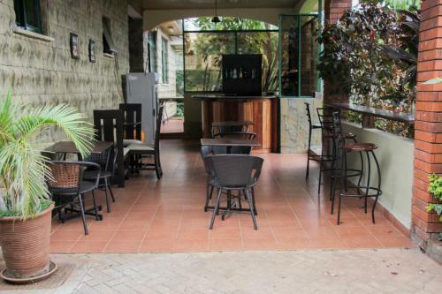 Hotel Karen Inn & Suites