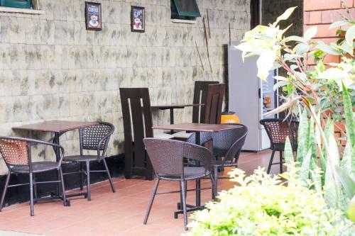 Hotel Karen Inn & Suites