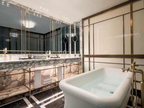 Hotel Art Paradiso, Paradise City