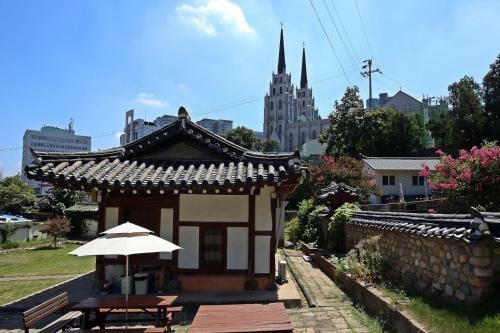 Hostal Former Guamseowon Hanok Guesthouse