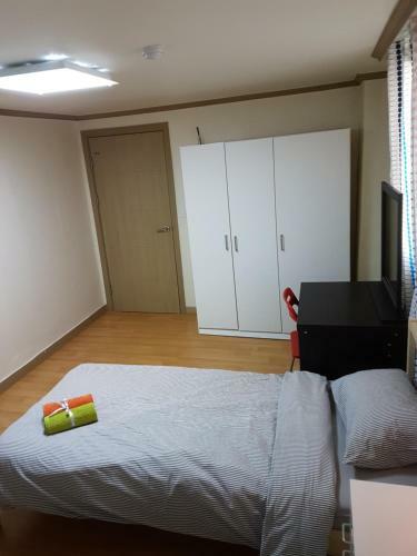 Bed & Breakfast Roommate In Ehwa