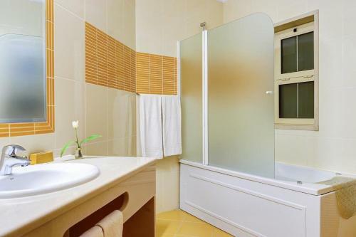Gale Villa Sleeps 8 Pool Air Con Wifi