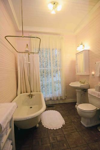 Bed & Breakfast 1872 John Denham House B And B Inn