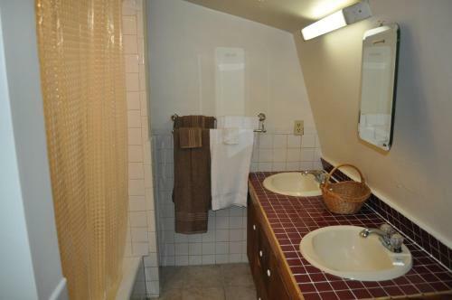 Lakewood Lodge & Restaurant