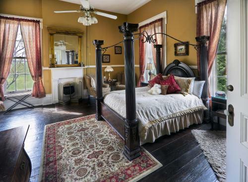 Historic Maple Hill Manor Bed & Breakfast