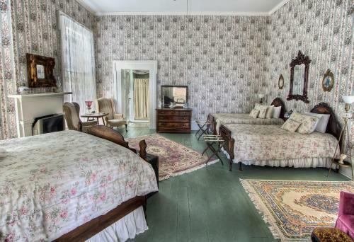 Historic Maple Hill Manor Bed & Breakfast