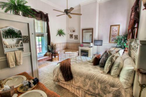 Historic Maple Hill Manor Bed & Breakfast