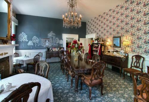 Historic Maple Hill Manor Bed & Breakfast