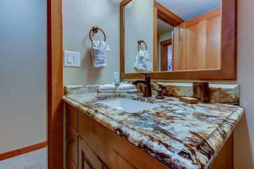 Powderhorn Lodge 408: Rustic Mountain Suite