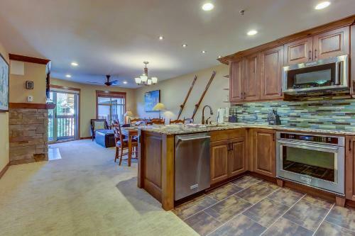 Powderhorn Lodge 408: Rustic Mountain Suite