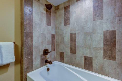 Powderhorn Lodge 408: Rustic Mountain Suite