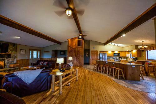 Grande Butte Lodge - Hocking Hills Home