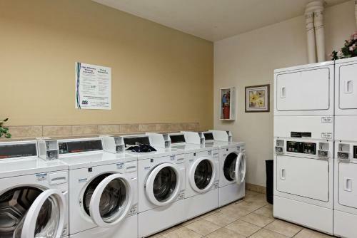 Apartamento 35 Upper Woodbridge Rd Condo Unit 19ef