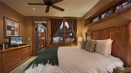 Black Bear Chalet - 4br Luxury Mountain Home