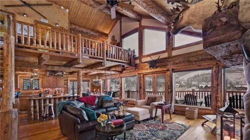 Mountain High Chalet - Quintessential Deluxe Cabin - Spectacular Views!