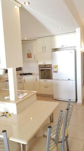 Apartment On Pierre Koenig 27