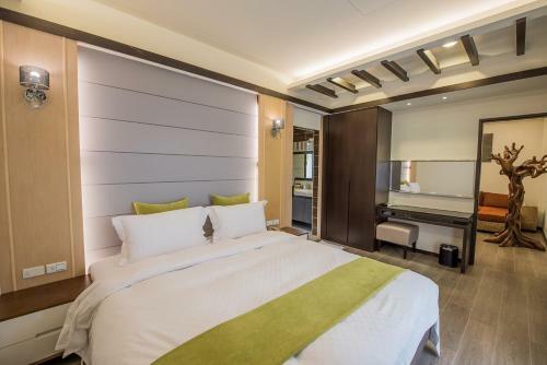 Shangri Longluan Lake One B&B